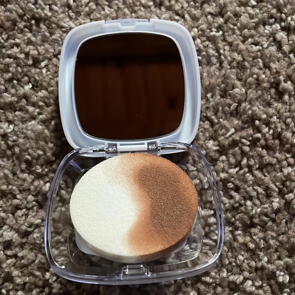 L’Oréal Age Perfect Powder Foundation 365 Chestnut - Picture 3 of 4